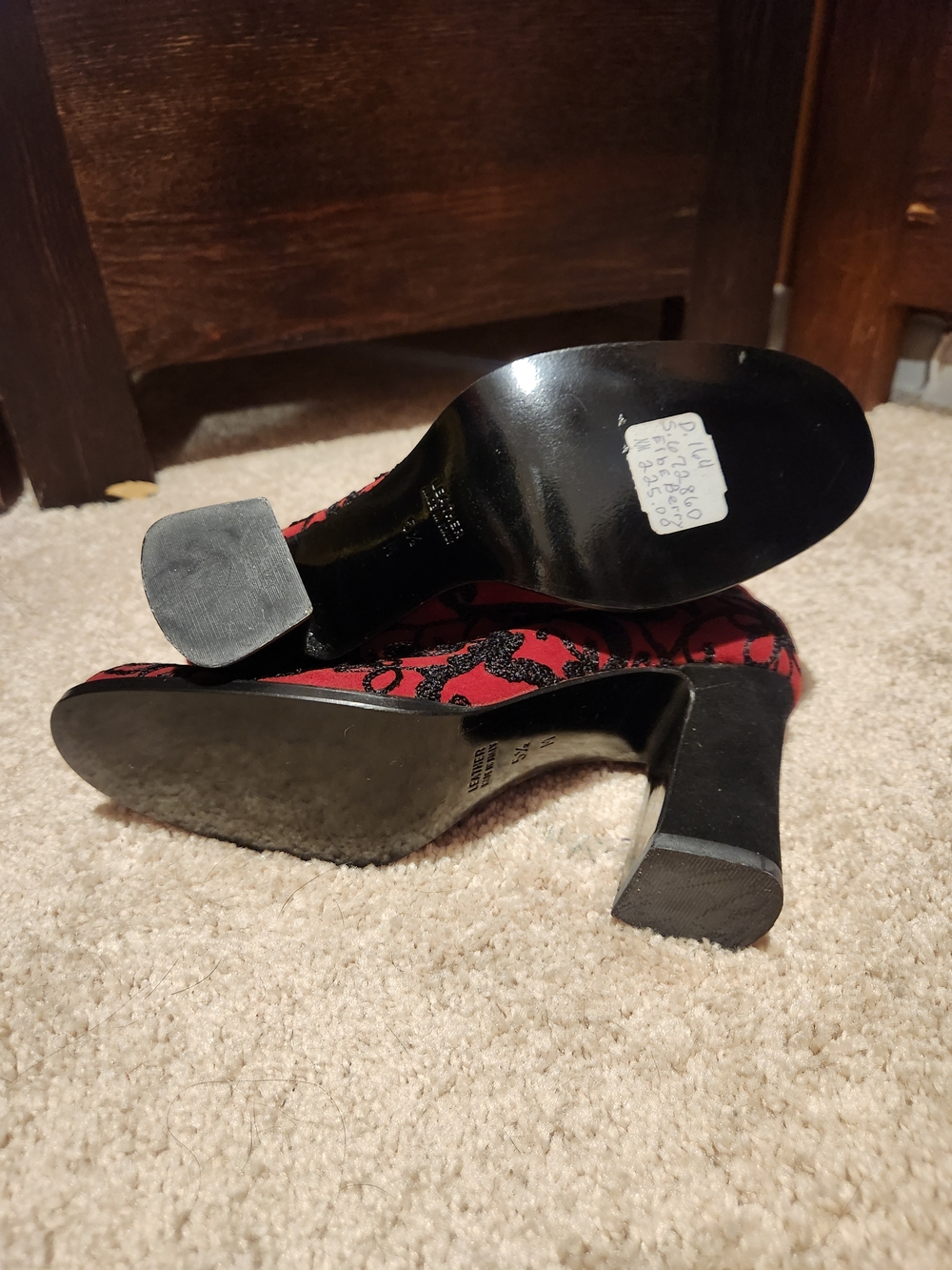 Yves Saint Laurent Red Embroidered Floral Pump - Picture 4 of 7